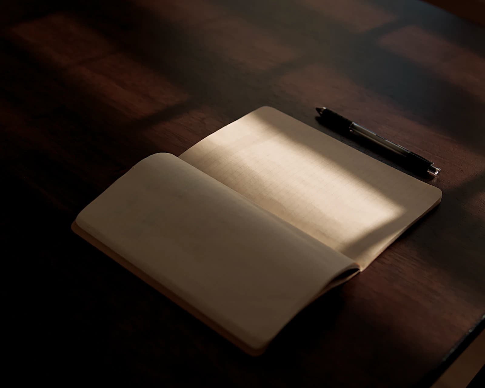 Mesa de trabajo sencilla con cuaderno y notas, transmite análisis y claridad